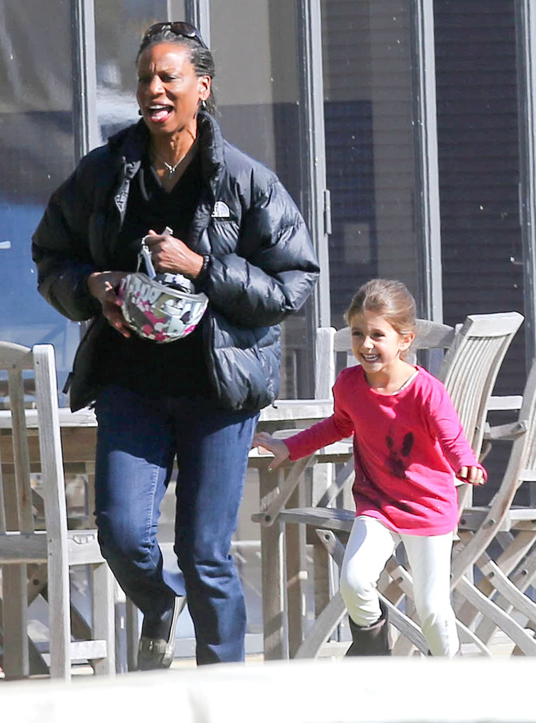 Lucía muy entretenida con su nana.