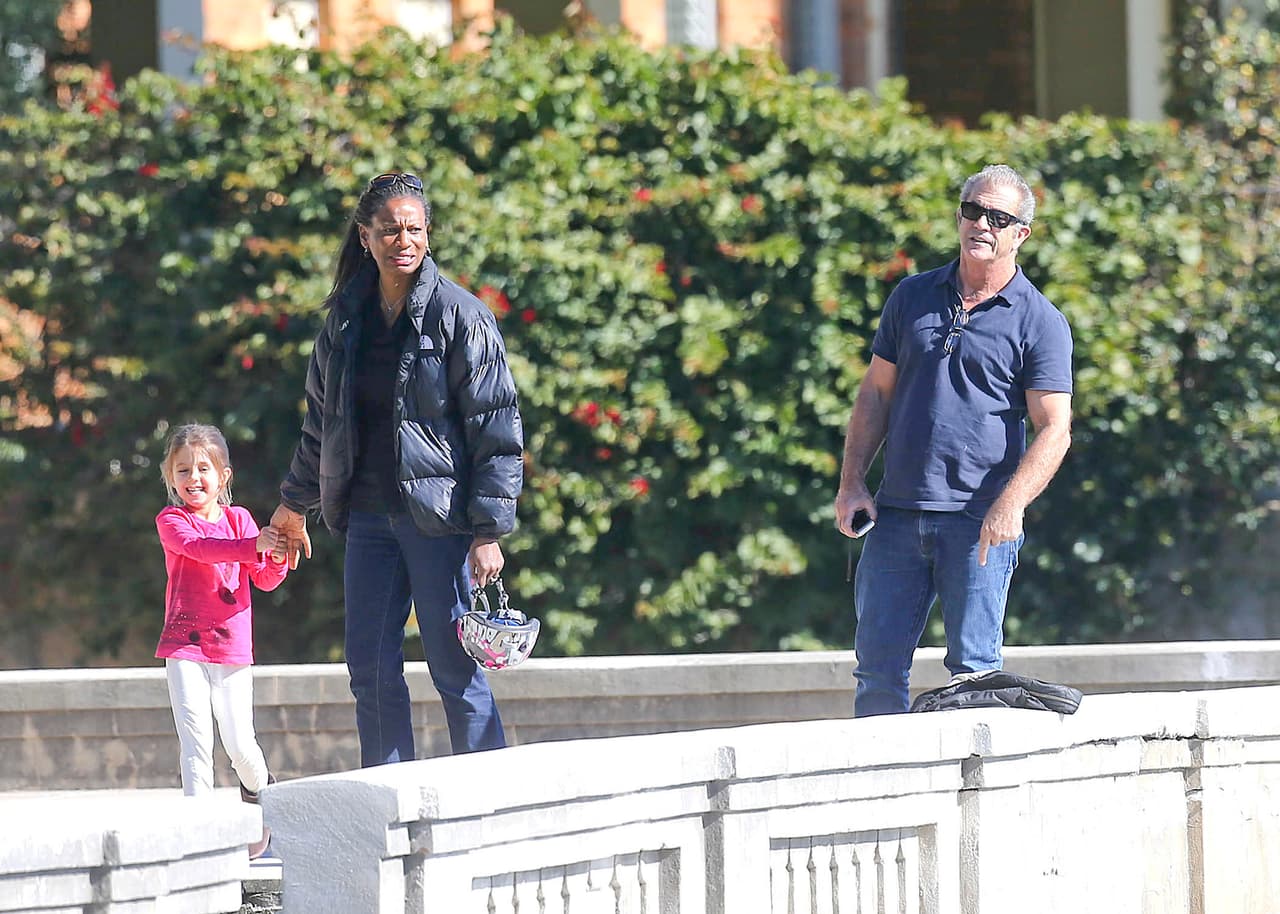 Mel también llevó su cámara para sacarle fotos a la niña.