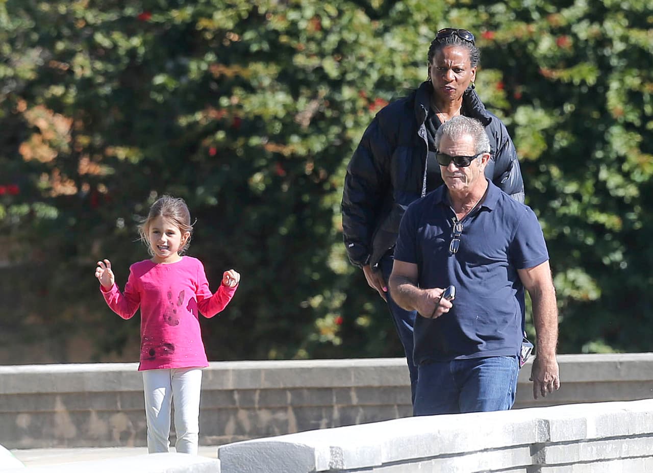 A la niña la acompaña su nana.