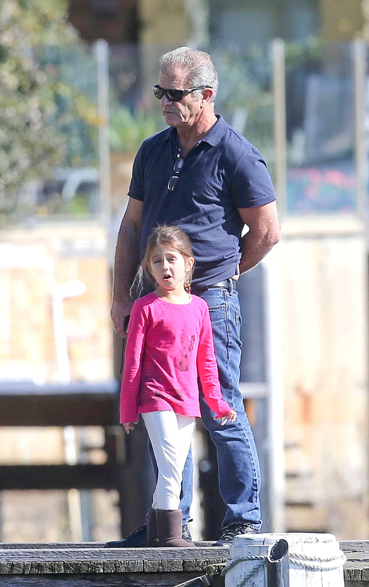 A lo mejor tenía comezón allá atrasito...