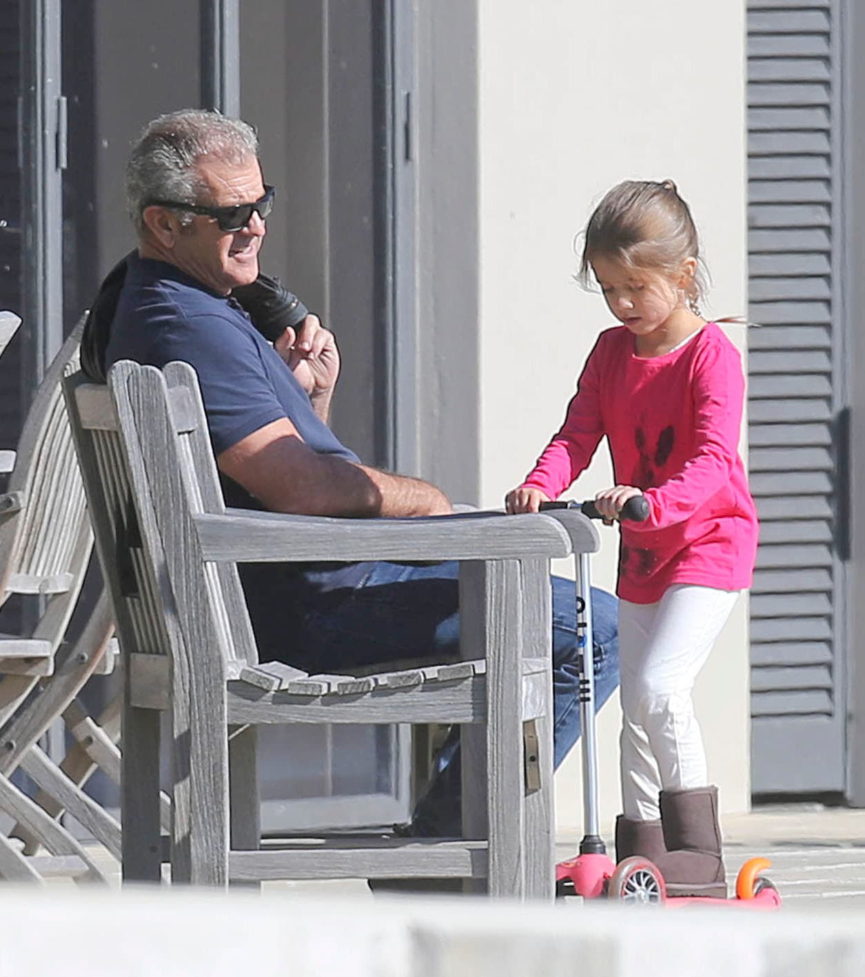 Mel y Lucia estaban paseando en el hotel donde él se hospeda.