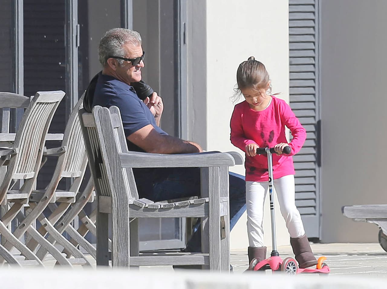 Mel la observaba sentadito.