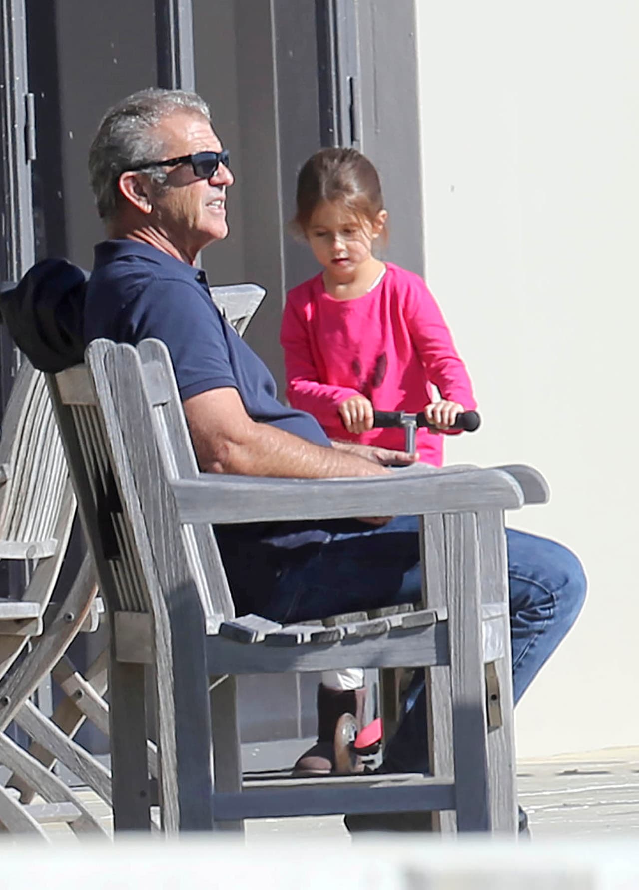 Lucia estaba disfrutando de su 'scooter' rosa.