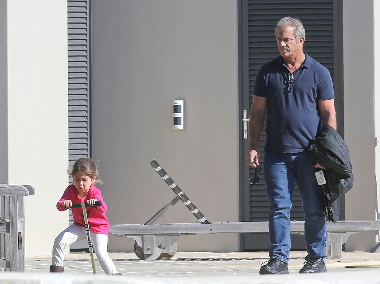 Mel le pidió a Oksana que Lucia lo visitara mientras está en Australia.