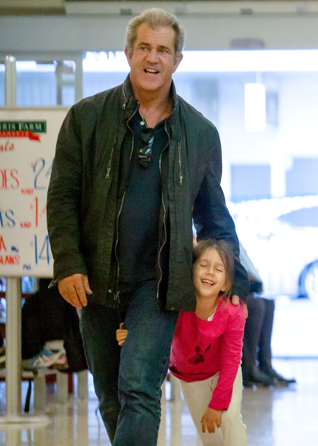 ¡Mira qué divertidos están padre e hija!