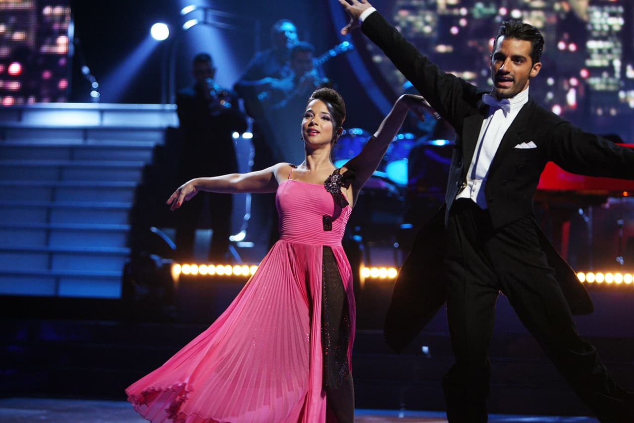 El tema parecía hecho para ellos dos, pues bailaron 'Fly me to the moon'.