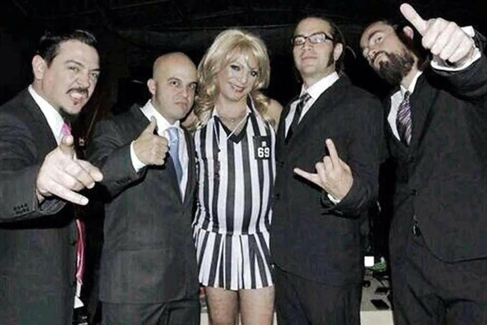 En octubre de 2014 se vistió de chica para cantar con el grupo Genitallica, en un show en la ciudad de México.