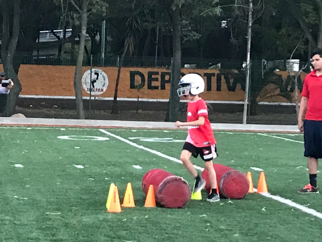 "Tengo balones, playeras y posters en mi cuarto de diferentes equipos", así que Patricio quisiera jugar de manera más formal en un equipo.