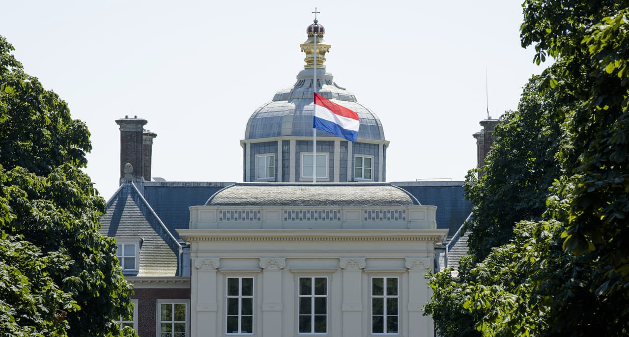 Palacio Huis ten Bosch 
<br> En este palacio de La Haya vive el rey Guillermo de los Países Bajos junto con su familia entre las paredes de estilo barroco de esta hermosa propiedad que alberga entregas de premios y bailes reales.