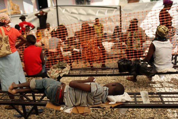 Autoridades continúan vigilando el caudal del río Artibonite, contaminado con la bacteria, luego de que ingenieron permitieran la salida de agua para reducir la presión en una presa.