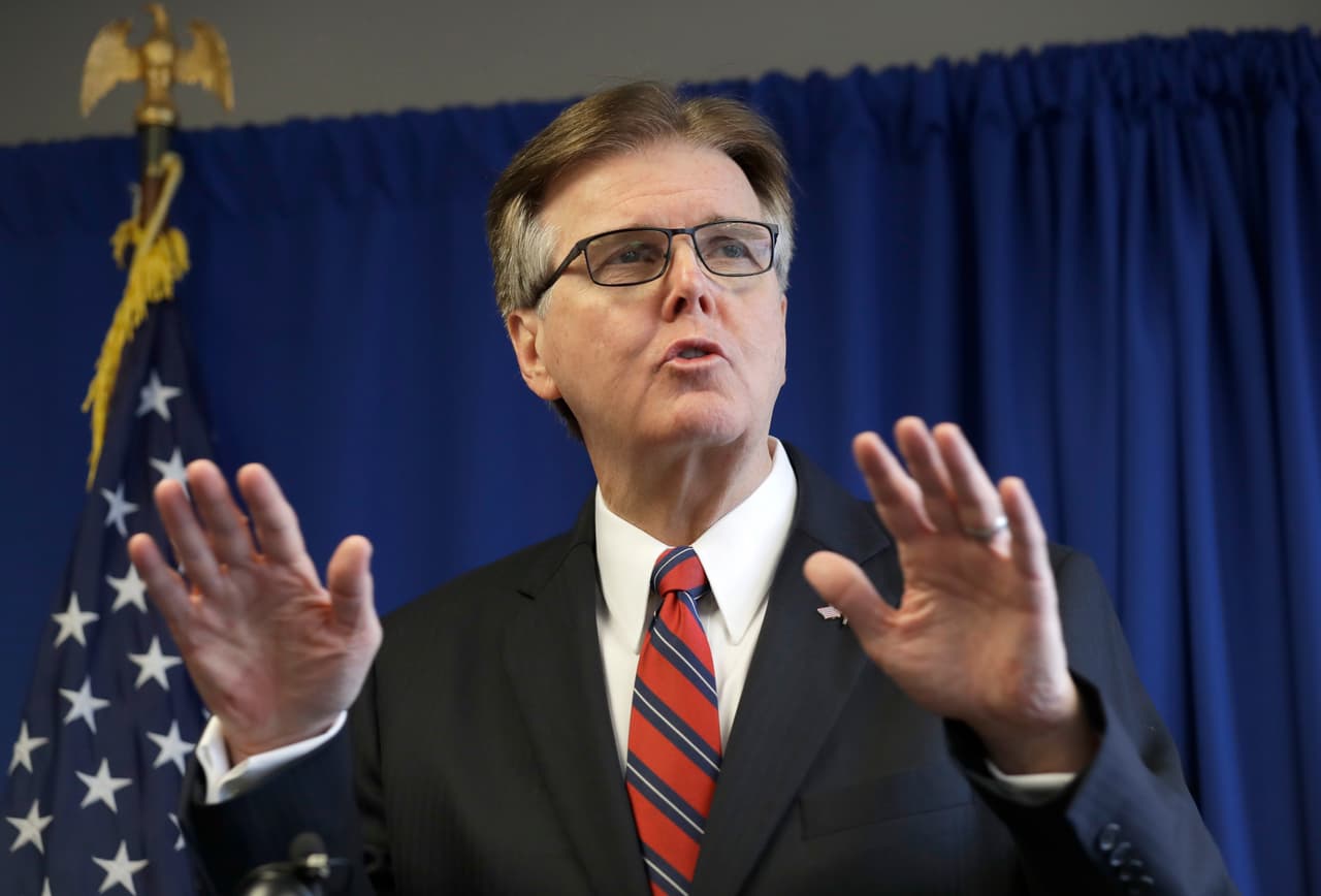 <b>Dan Patrick, vicegobernador de Texas.</b> Es de quienes ha apoyado reiteradamente la idea de que lo que ocurre en la frontera es una invasión y es uno de los políticos del estado con posturas más incendiarias. "La revolución ha comenzado", dijo en 
<i>Fox News</i> el 17 de septiembre de 2021 alarmado entonces por la llegada de miles de 
<a href="https://www.univision.com/noticias/inmigracion/migrantes-haitianos-frontera-crisis-del-rio">solicitantes de asilo procedentes de Haití</a> que acamparon bajo un puente en la frontera en Del Rio. 
<b>"Una revolución silenciosa del Partido Demócrata y el presidente Joe Biden para tomar el país. </b>Y cuando digo que una revolución ha empezado es porque le están permitiendo este año probablemente a dos millones, que son los arrestados, quizás se suma otro millón, que entren a este país ", agregó. Dijo además que en al menos 18 años "cada uno de ellos va a tener dos o tres niños, estamos hablando de millones y millones de nuevos votantes y ellos le van a agradecer a los demócratas y a Biden por traerlos". Al final de su intervención insistió en que 
<b>"tomarán el país sin disparar ni una sola vez".</b>
<br>
<br>Dan Patrick agregó que los migrantes que van llegando al país "quitarán (a los estadounidenses) nuestra educación, nuestra atención en salud, todo (...) 
<b>Estamos entregando el país".</b>
