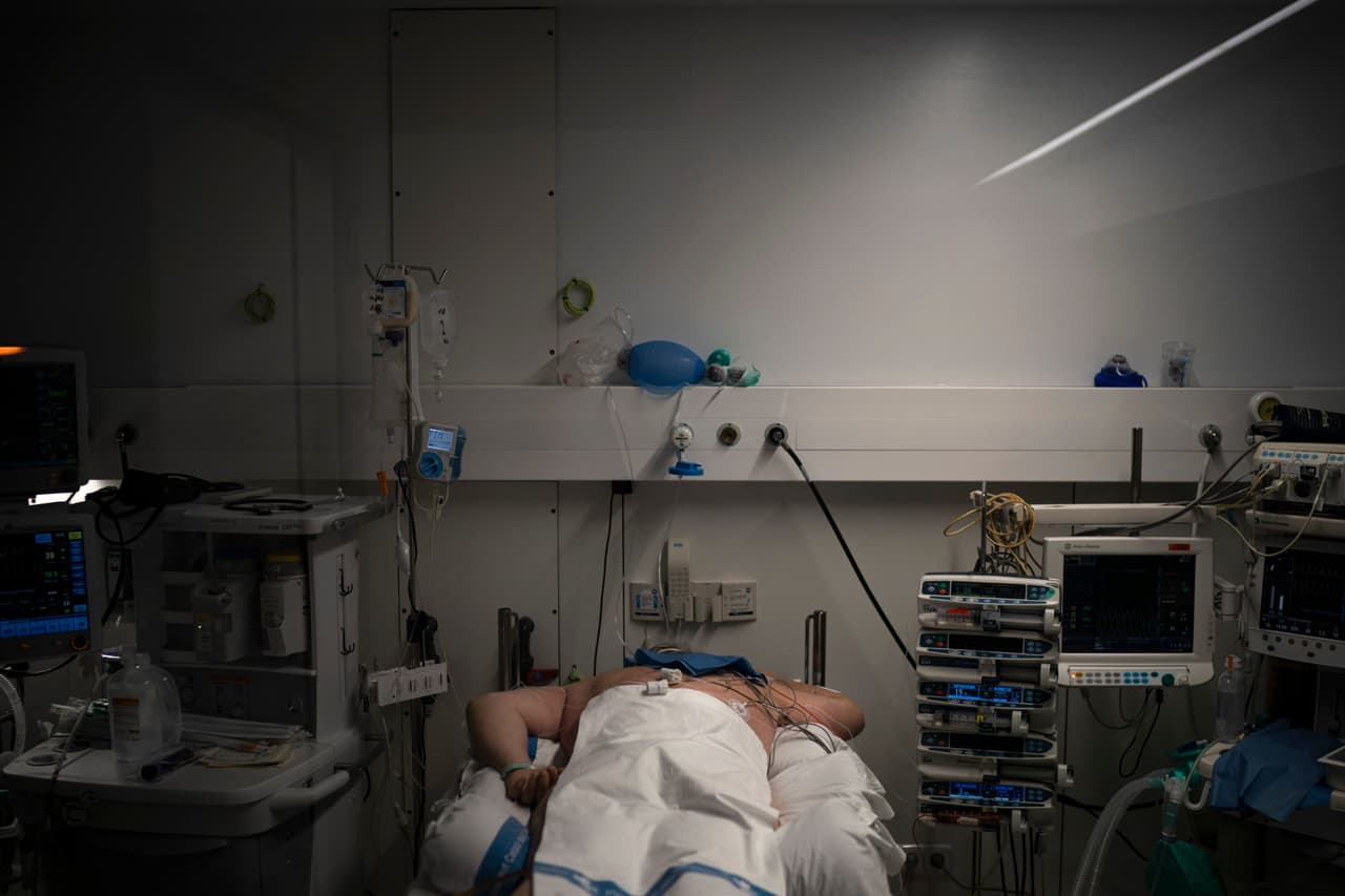 Aunque la tasa de infecciones comienza a estabilizarse en España, a diario registra un número récord de muertes. El dos de abril estableció una nueva marca: 950 fallecimientos en 24 horas. Hasta el momento de esta publicación habían muerto más de 13,000 personas en este país debido al coronavirus.