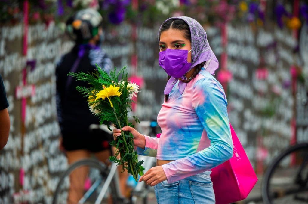 A las calles del centro llegaron el fin de semana mujeres que portaban flores que dejaron sobre las rejas en memoria de las víctimas de feminicidios en todo el país. El domingo, el presidente mexicano Andrés Manuel López Obrador, dijo en un mensaje en su 
<a href="https://twitter.com/lopezobrador_/status/1368611296212439041" target="_blank">cuenta de Twitter</a> que 
<b>es mejor "poner una valla que poner frente a las mujeres</b> (...) a los granaderos, como [se hacía] antes. Tenemos que evitar eso, que no haya violencia".