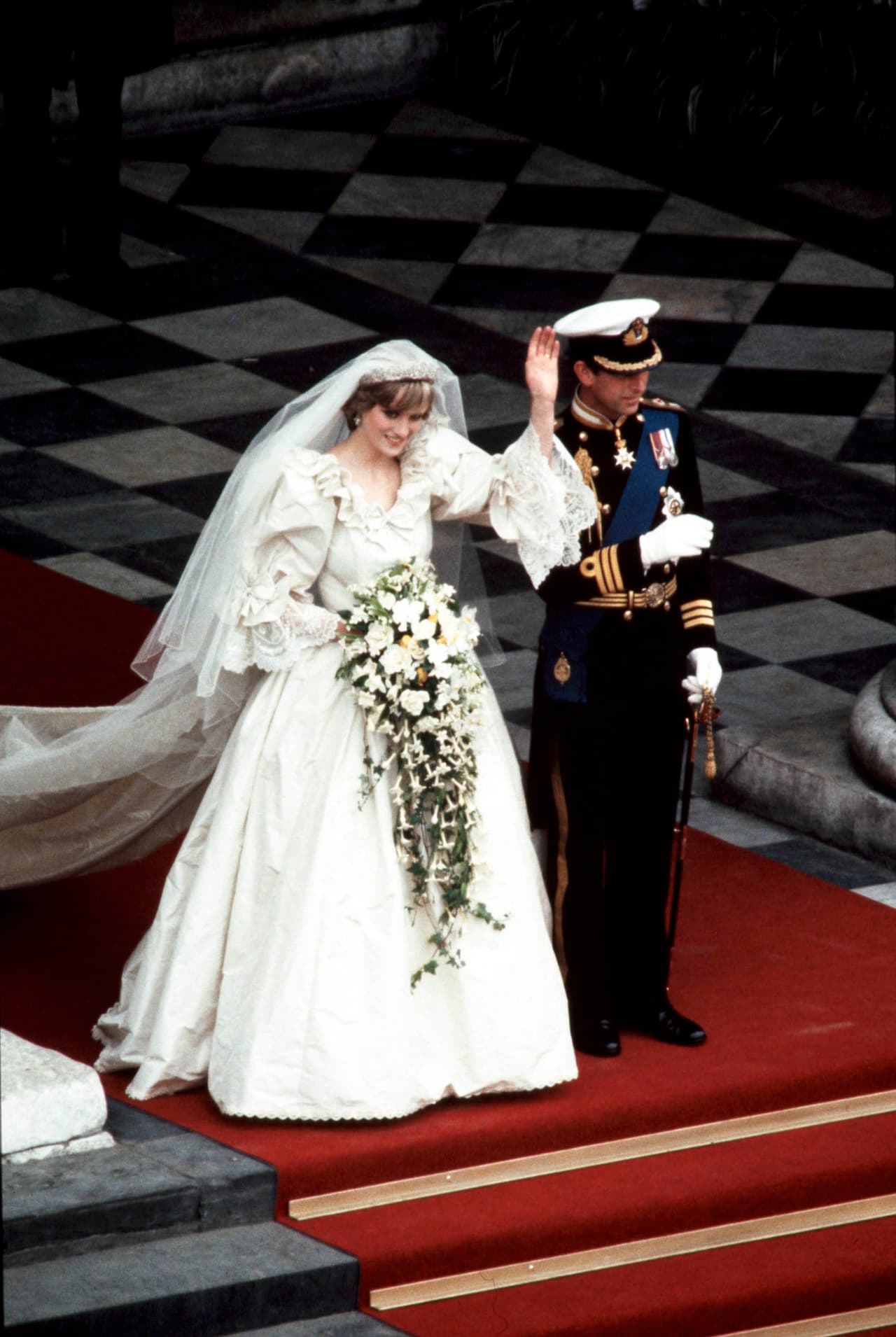 El 29 de julio de 1981, cuando contrajo matrimonio con el príncipe Carlos en la Catedral de St. Paul, Lady Di llevó entre las manos un ramo de novia en cascada. 
<br>