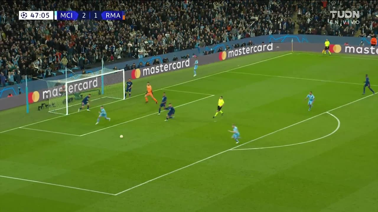 ¡CERCA! Riyad Mahrez disparó que se estrella en el poste.