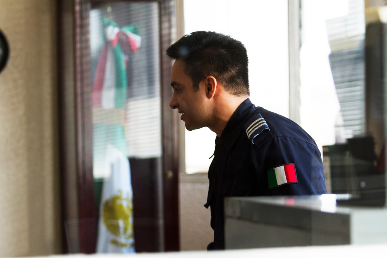 Con la ayuda del capitán Garrido se apresuraron para impedir que John se escapara.