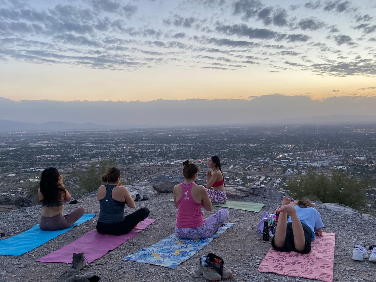 “A mi se mi vino la idea de compartir la práctica con otras amistades que también tienen interés por hacer algo diferente aquí en Piestewa”, indica Blanca Barragán, instructora de Yoga. 
<br>