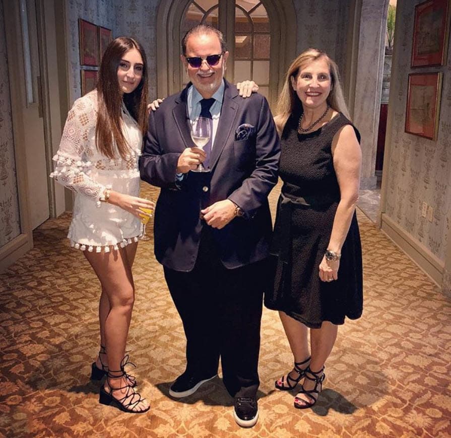 O en eventos familiares donde se deja ver casual con trajes sastre.