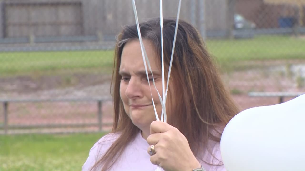 La orden de arresto señala que 
<a href="https://www.univision.com/local/dallas-kuvn/lo-que-se-sabe-de-la-muerte-de-cash-gernon-en-dallas-tras-difusion-de-un-video">el pequeño Cash fue encontrado cubierto en sangre y con múltiples heridas</a> provocadas con un objeto filoso.
<br>