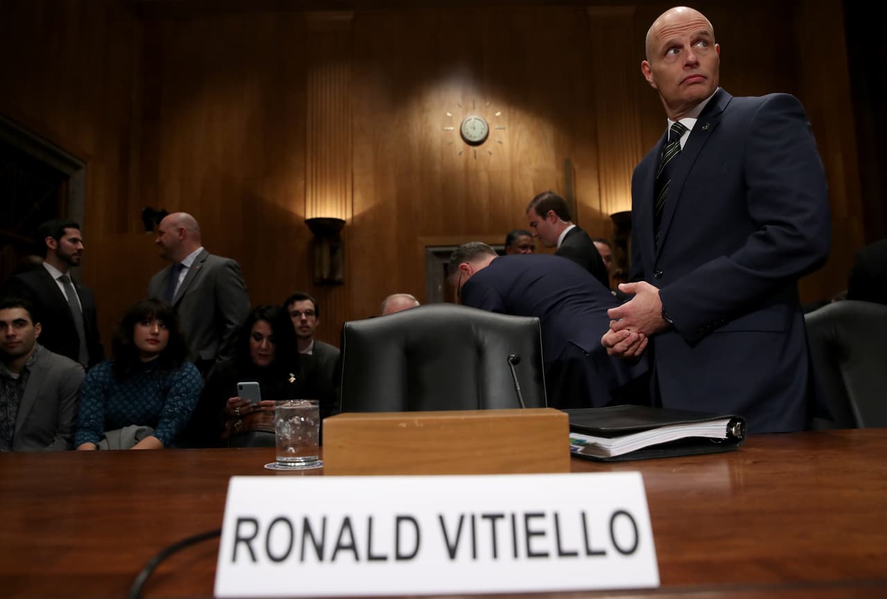 Senado deja en suspenso confirmación del candidato de Trump para dirigir ICE