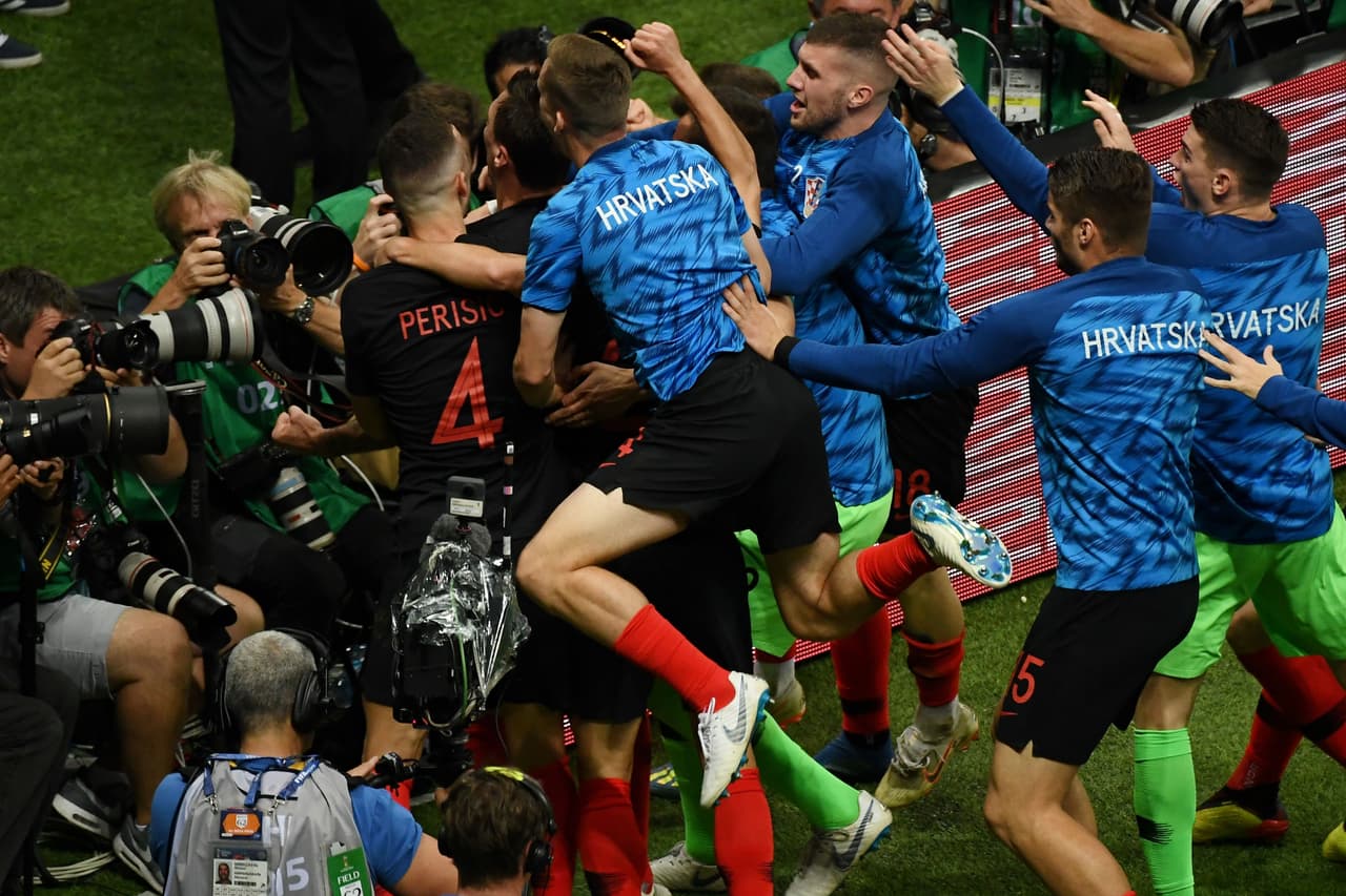 Tras el tanto de Mandzukic jugadores de banca y titulares se fueron a festejar con el atacante de la Juventus cerca del tiro de esquina, lugar donde se encontraba Cortez.