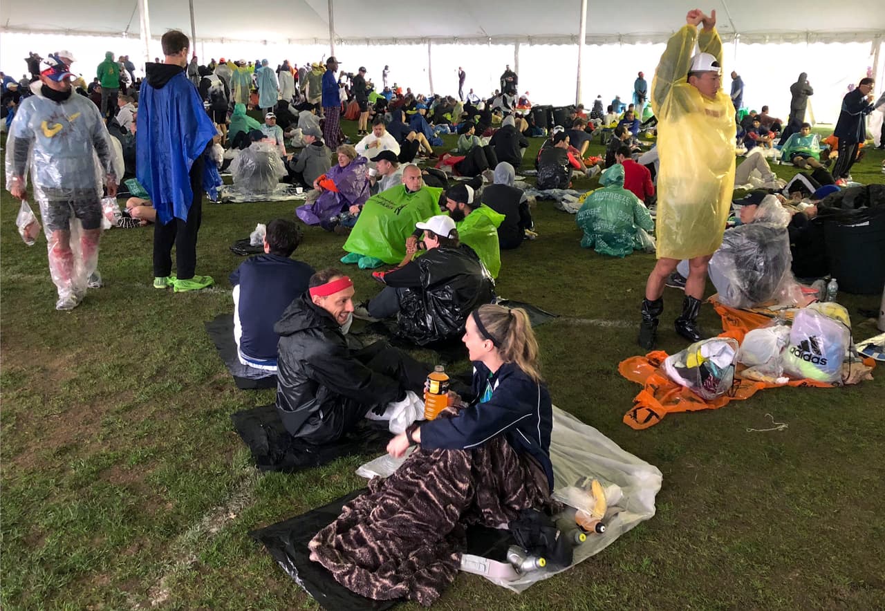 La lluvia fue una inesperada invitada en el Maratón de Boston y obligó a la espera de los participantes en una jornada en la que la seguridad previa estuvo a tope para ofrecer garantías.