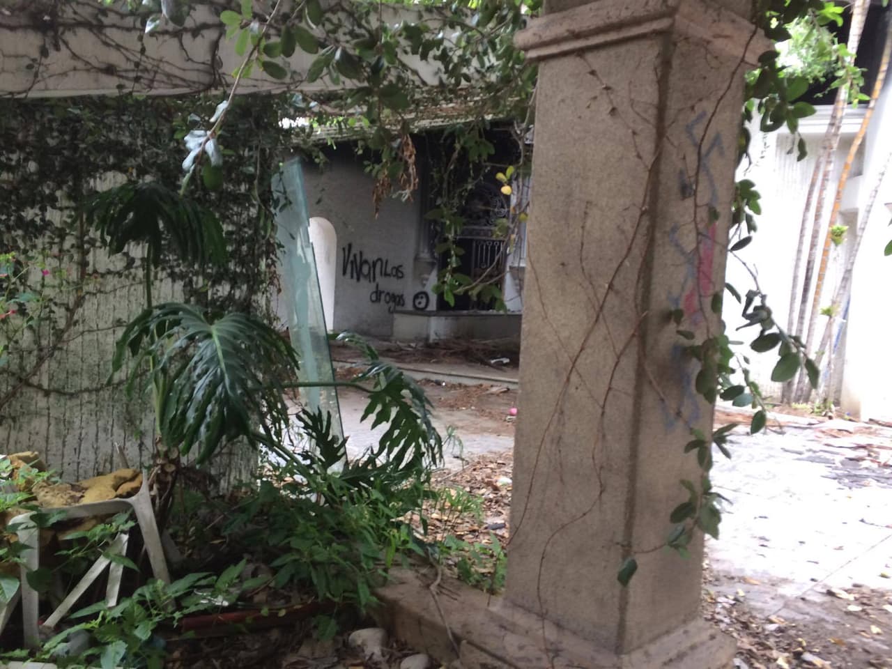 Esta misma propiedad fue incautada por la Procuraduría General de la República en 2009 tras una investigación por operaciones con recursos de procedencia ilícita, donde se mencionó el nombre de Maria Icela Chávez Martínez
<b>, </b>quien tiene una sociedad deportiva vinculada a 'Rafa' Márquez,
<b> </b>y con una discoteca donde Julión Álvarez cantó y conoció al capo Flores.