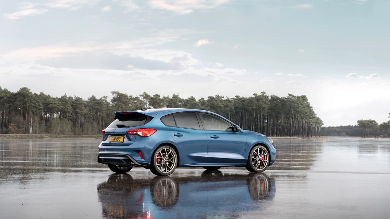 Entre las 
<b>tecnologías más innovadoras </b>que conseguimos en el Ford Focus ST se puede mencionar una amortiguación con control electrónico continuo, deferencial electrónico de desplazamiento limitado, un sistema para evitar retrasos del turbo-alimentador, un sistema de empate de revoluciones para los modelos con transmisión manual, y un sistema de 
<b>ayuda en la dirección para maniobras evasivas</b> que espero nunca tener la oportunidad de probar ni en este, ni en ningún otro carro.
