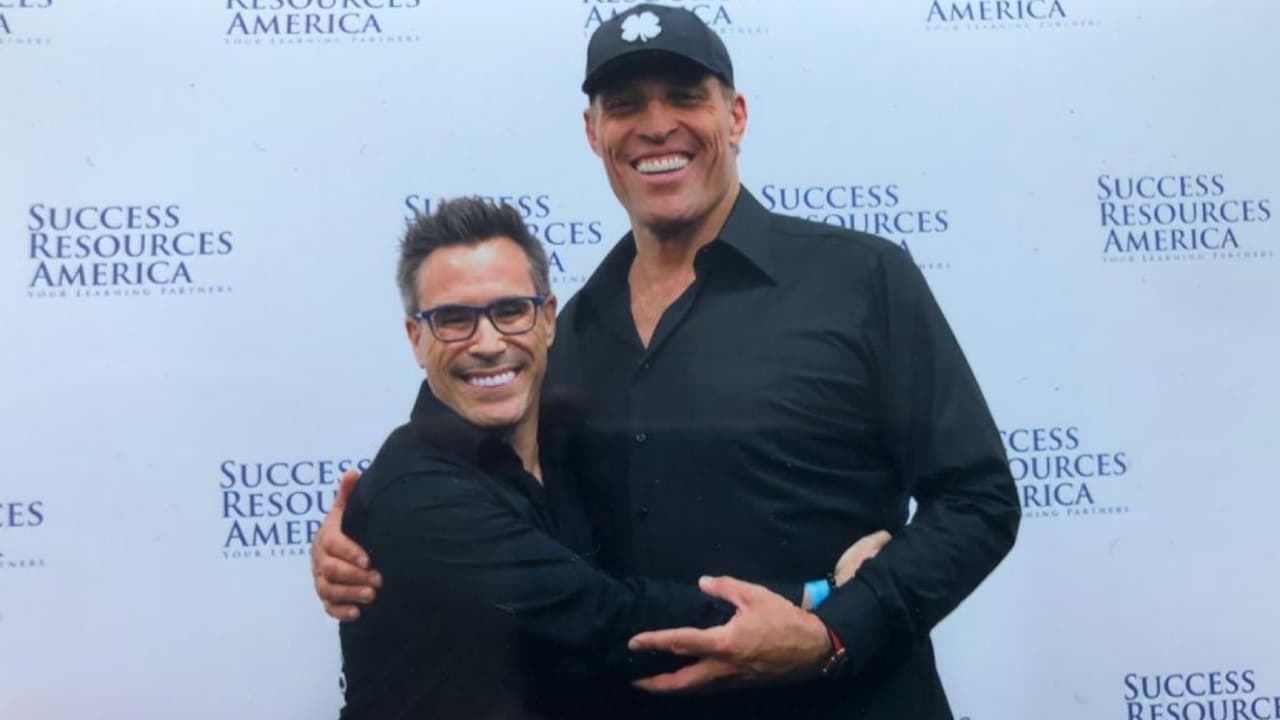 El conocido influencer de Miami aclaró que no conoce al conferencista, no es su amigo, nunca han hablado, solo ha asistido a sus conferencias, pero aseguro que “nadie debería vivir sin conocer a Tony Robbins”.