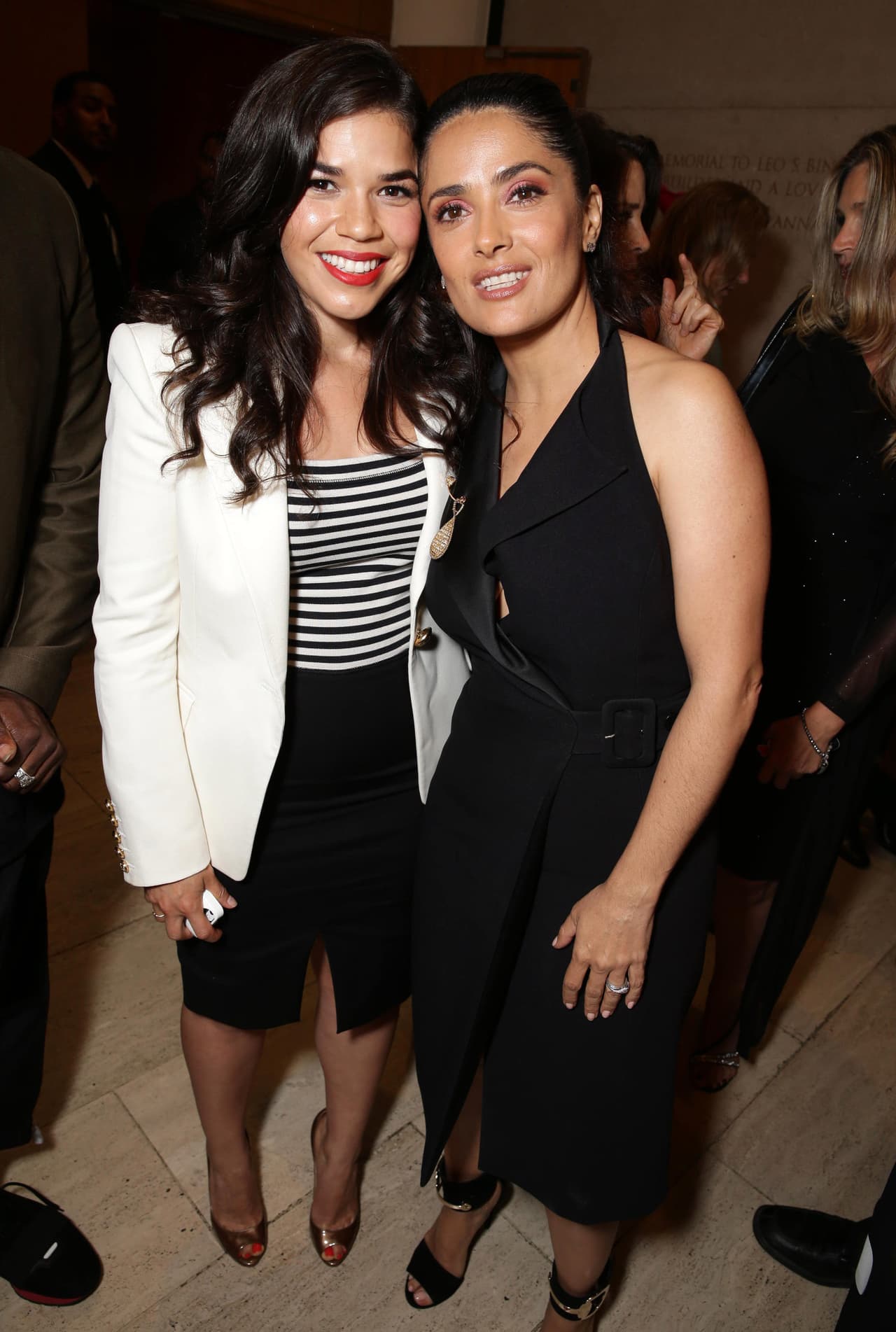 America Ferrera dijo presente en el estreno junto a Hayek.