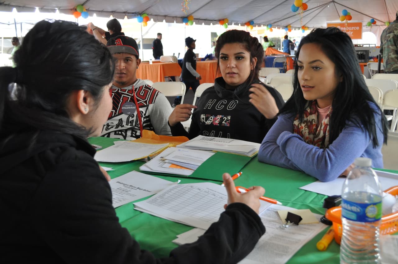 Los jóvenes son clave para que los padres entiendan cómo recibir beneficios de salud