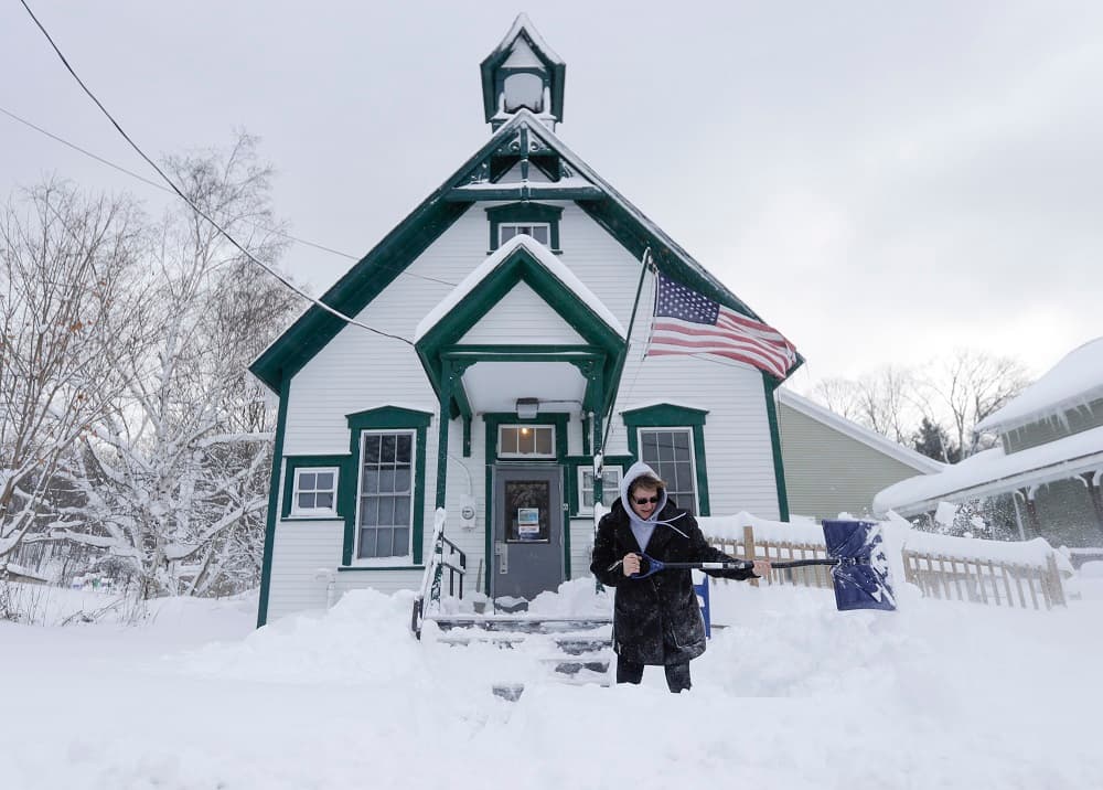 La tormenta de nieve Argos está golpeando varios estados del noreste. Hasta ahora han muerto tres personas, dos en Minnesota y una en Pennsylvania. En la imagen, una mujer quita la nieve frente a una oficina postal en Grafton, Nueva York.
