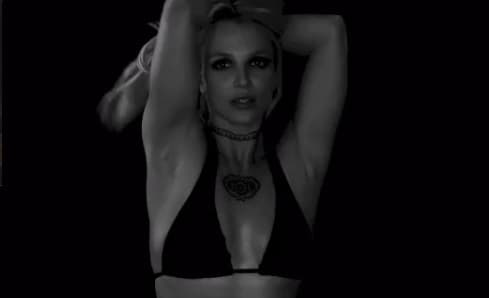 La ardiente 'Princesa del Pop' subió algunos clips en los que muestra atrevidas poses...