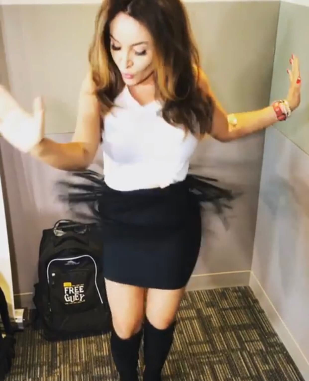 Las minifaldas divertidas son parte del 'closet' de la locutora.