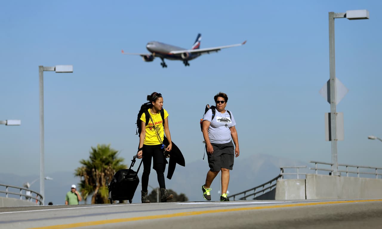 Trump busca poner fin a permanencia de inmigrantes que entran con visa y no se van cuando se les vence