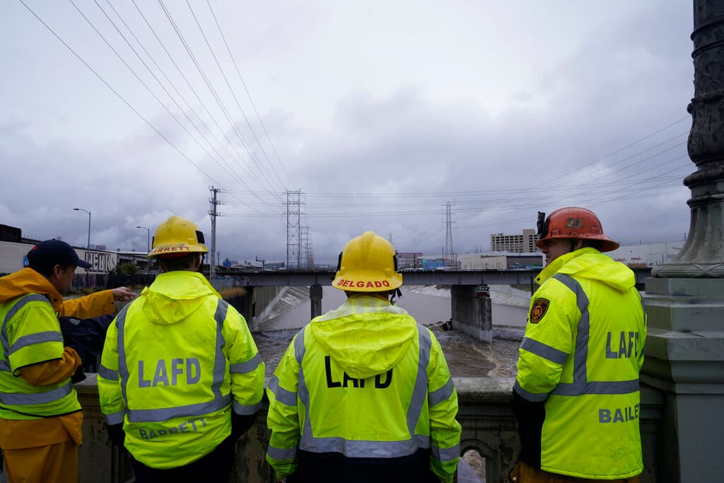 Los bomberos buscaron el martes en el caudaloso río de Los Ángeles después de descubrir dos
<b>vehículos sumergidos encajados contra el pilar de un puente</b> y saber que un tercer vehículo había sido arrastrado. No se localizaron inmediatamente víctimas, si es que las hubo, y los bomberos estaban esperando a que bajara el nivel del agua. "Las circunstancias que rodean a estos tres vehículos separados y su viaje por el río de Los Ángeles siguen sin estar claras", dijo un comunicado del Departamento de Bomberos.