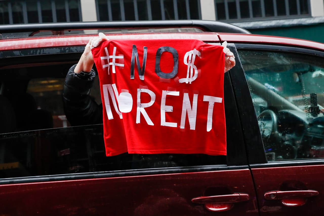 “No $, no renta”, se lee en un cartel visto en una protesta frente a las oficinas de Andrew Cuomo, gobernador de Nueva York, el 1 de mayo. De costa a costa varios grupos están alentando a los inquilinos a retener los pagos del alquiler mientras el covid-19 siga golpeando la economía. 
<a href="https://www.univision.com/noticias/salud/la-fda-da-autorizacion-de-emergencia-para-tratar-el-nuevo-coronavirus-con-el-medicamento-remdesivir">Siga aquí nuestra cobertura del coronavirus </a>
<br>
