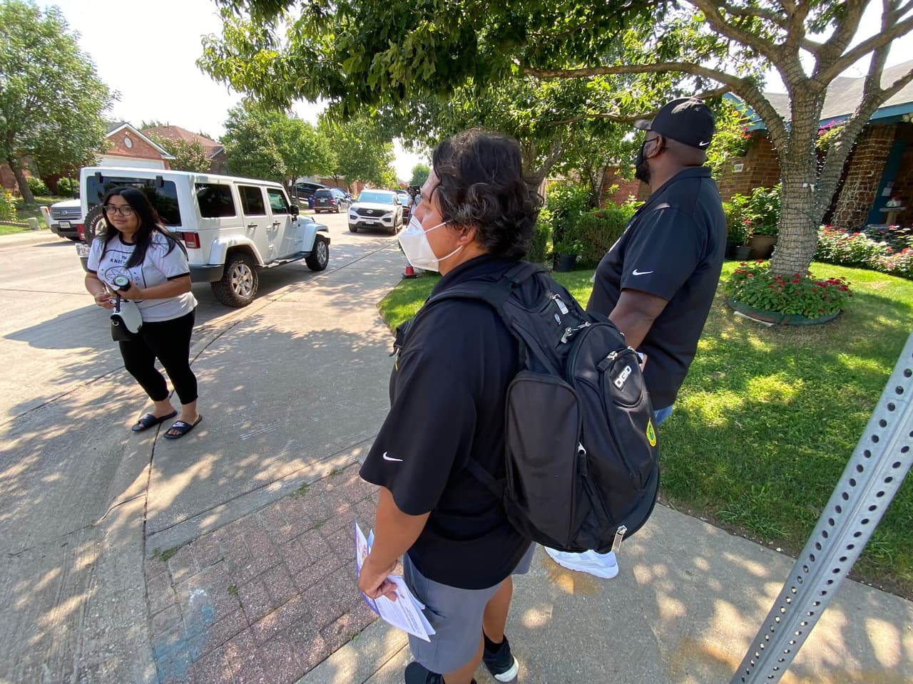<a href="https://www.dallascounty.org/departments/dchhs/immunization-hours.php" target="_blank">El personal de salud del condado</a> estuvo está mañana visitando a residentes en vecindarios de Oak Cliff.
<br>