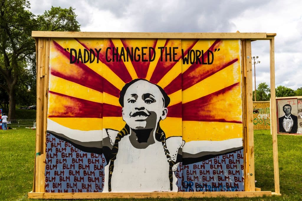 Entre los actos de homenaje pararelos a la protesta está
<b>la muestra de arte público "Justice for George: Messages from the People"</b> (Justicia para George: Mensajes de la Gente) en el parque Phelps Field.
<br>
<br>