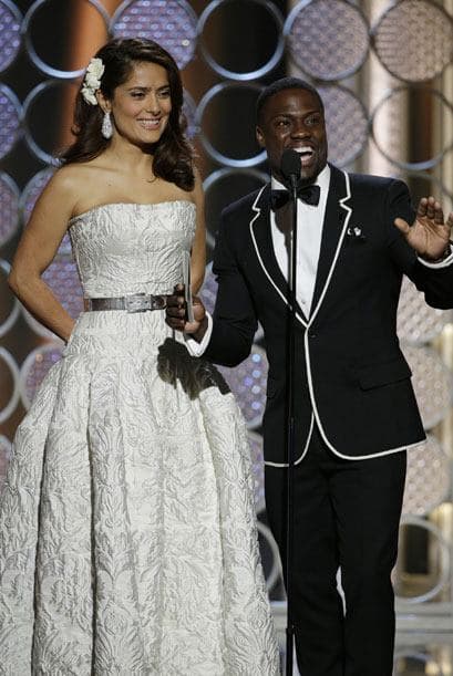 Salma Hayek con Kevin Hart, uno de los tropiezos de la noche.