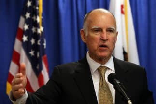 El gobernador de California pidió $3 millones para defender a los niños migrantes