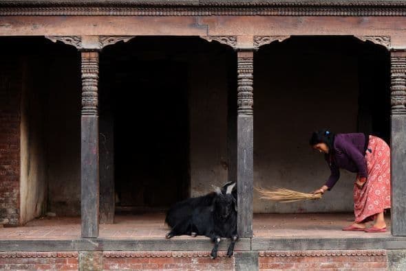 Un nepales reside dentro de las instalaciones del templo de Pashupatinath en Katmandú.