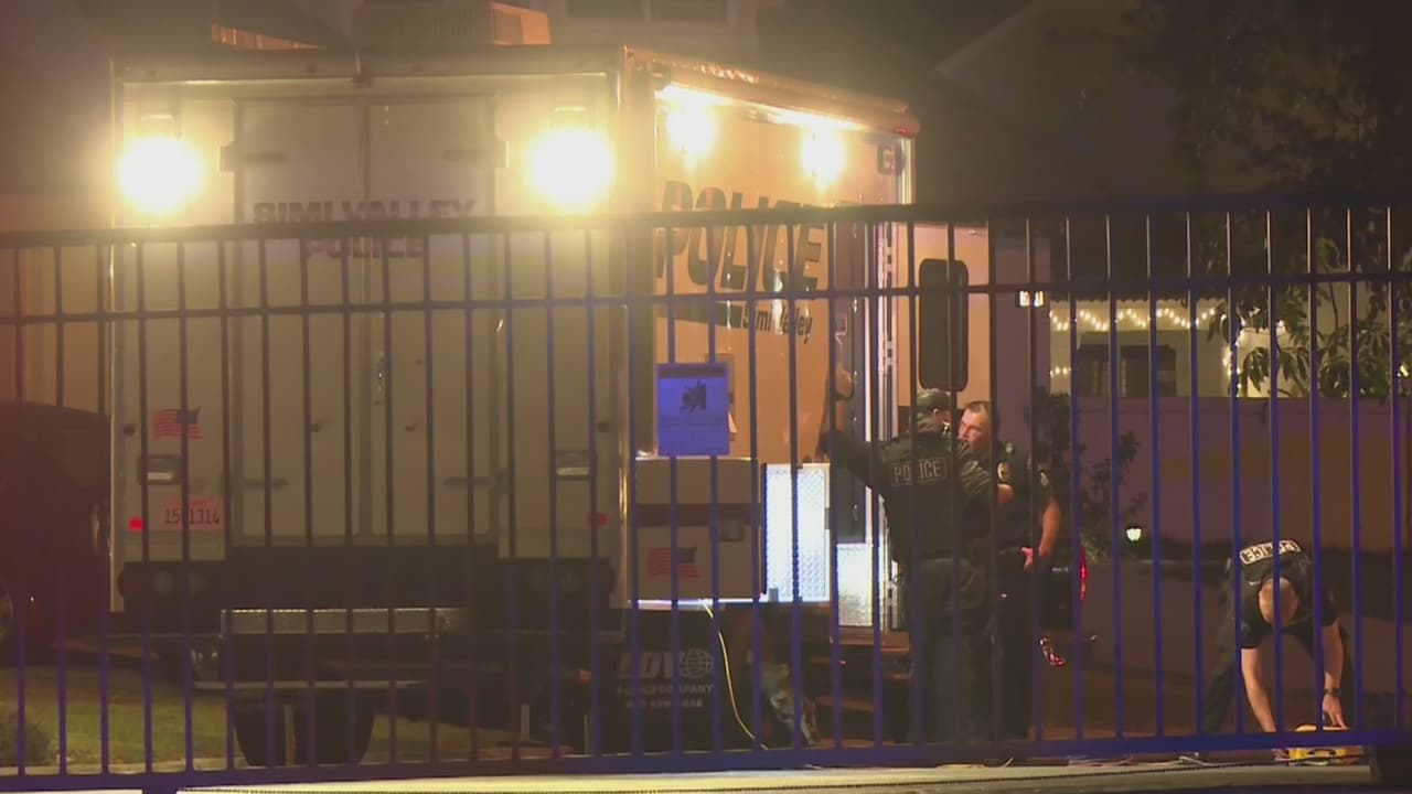 Hallan a dos personas muertas y una amenaza de bomba en residencia de Simi Valley