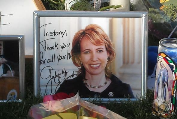 Giffords, de 40 años, es una demócrata moderada que fue reelegida por un pequeño margen en noviembre, tras una campaña en la que el movimiento conservador Tea Party intentó desplazarla enfocándose en su apoyo a la ley de atención médica impulsada por la Casa Blanca.