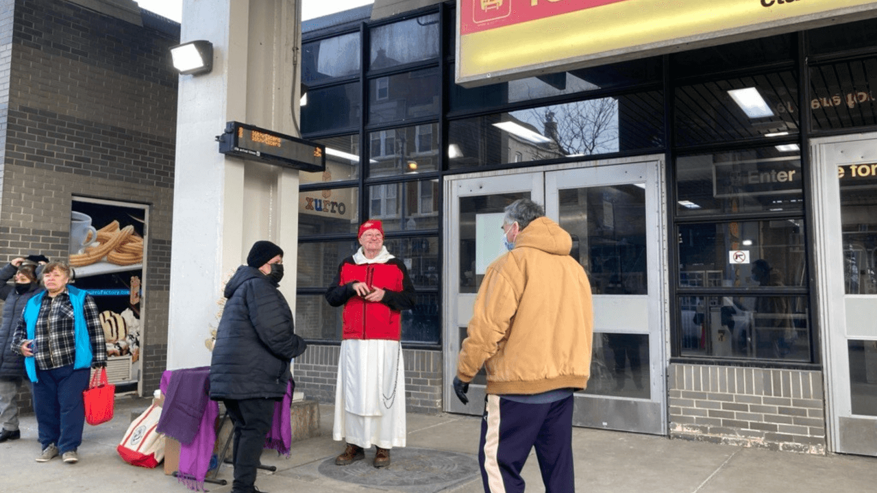 "Polvo eres y en polvo te convertirás" es la frase que acompaña la imposición de la ceniza. En la imagen, fieles participan en la tradición en una estación de CTA.