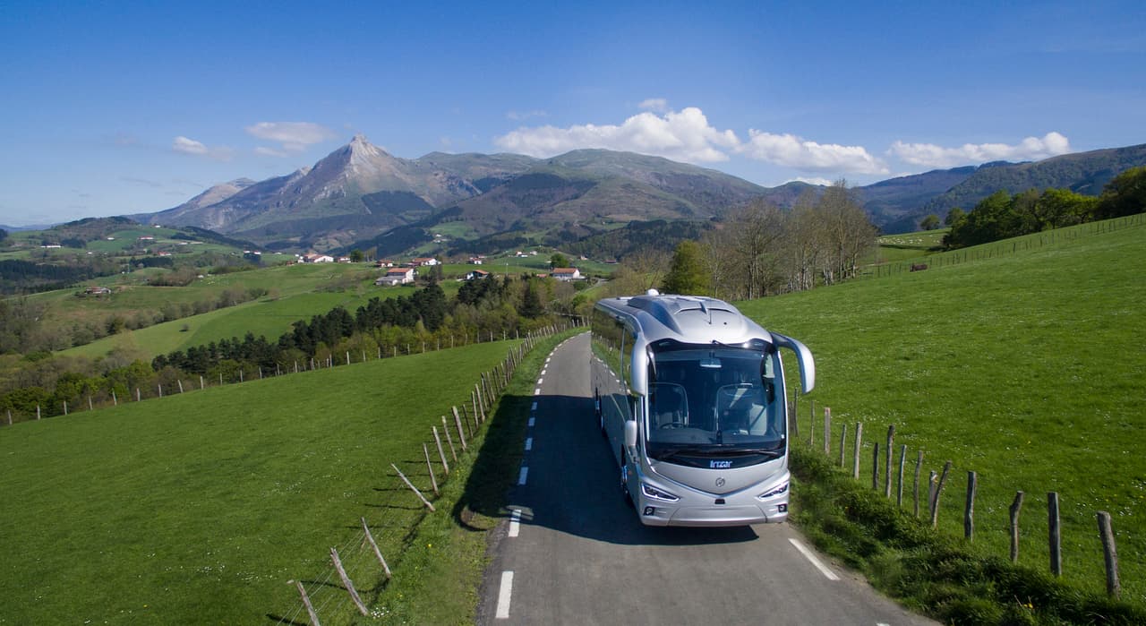 El Irizar i8 posee 42 butacas, conectividad USB y WiFi para cada una de ellas, que además lleva un tapizado gris y blanco con el escudo del Real Madrid bordado. Posee un motor de seis cilindros, de 12,9 litros y 24 válvulas que produce 460 caballos de fuerza.