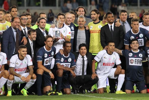 Figuras del fútbol mundial juegan por la Paz