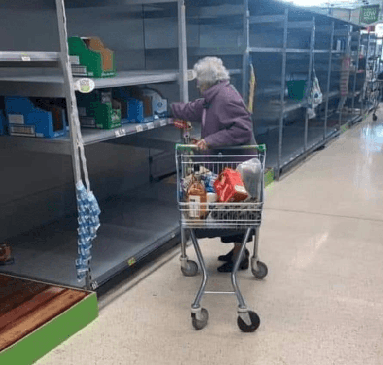 Las personas mayores preparándose con alimentos 
<br>