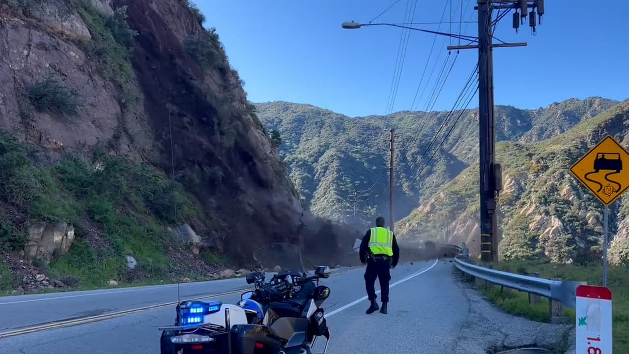 Deslizamiento de tierra obliga a cierre de carretera en Malibu