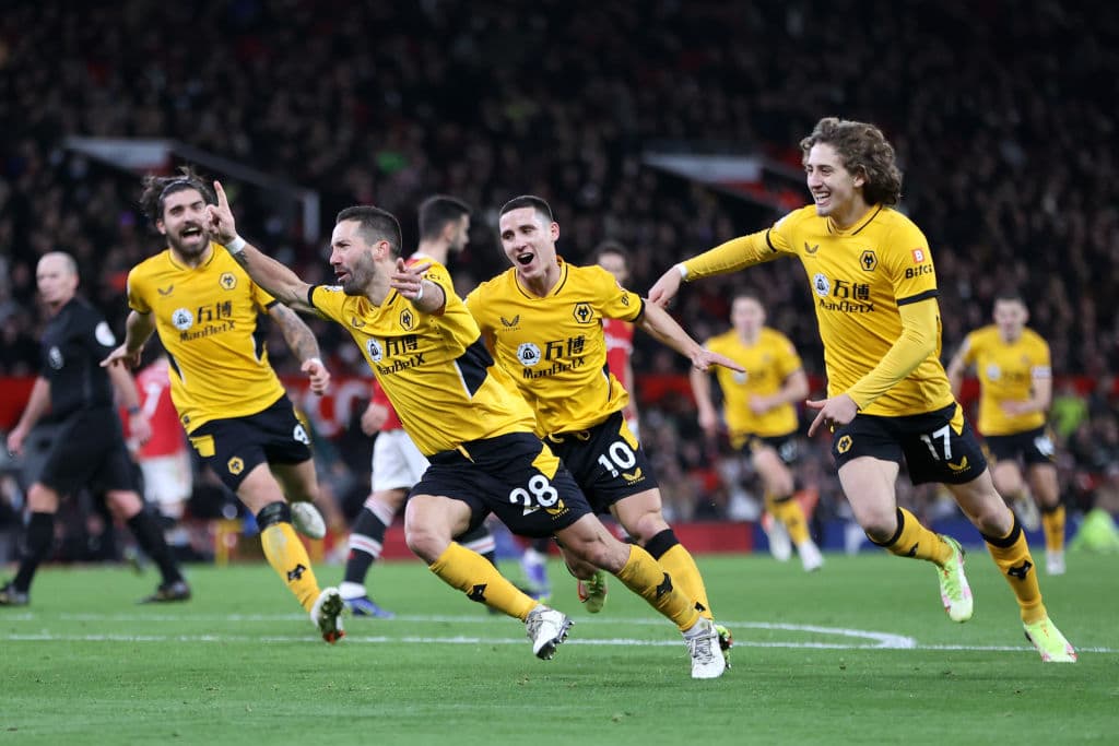 Wolverhampton le pega al Manchester United 1-0 con gol de Joao Moutinho al minuto 82' del encuentro. Cristiano Ronaldo había convertido pero se anuló la anotación por ser fuera de lugar. El mexicano Raúl Jiménez fue titular durante el encuentro.
